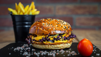 Chicken Burger și cartofi Golden Fries