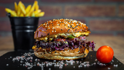 Burger Kasekrainer Black Angus și cartofi Golden Fries