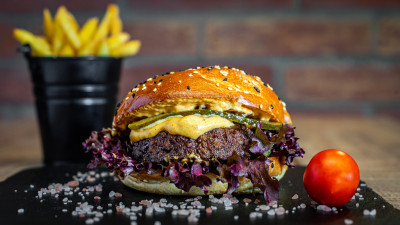 Plant Based Burger și cartofi Golden Fries