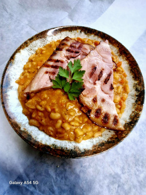 Iahnie de fasole cu ciolan afumat si salata