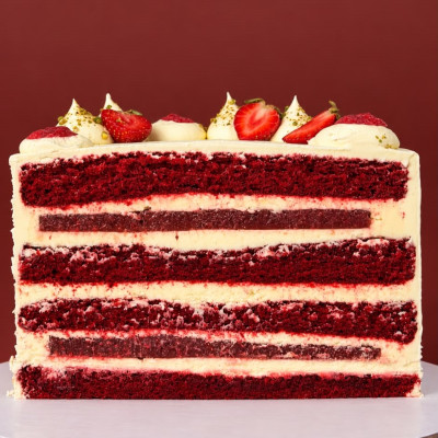 Tort Red Velvet cu Căpșuni