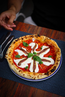 Pizza Marinara cu stracciatella cremoasă și anșoa din Cetara