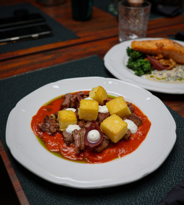 Pastramă de miel cu sos roșu și polenta