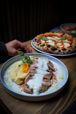 Tgliata de „Vitello bianco”, piure de cartofi cu San Daniele și sos Gorgonzola