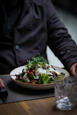 Salată cu strips de vită maturată, sos de gorgonzola, nucă coaptă și Grana Padano