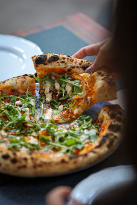 Pizza cu emulsie din roșii proaspete, mozzarella „fior di latte”, provolone si porchetta di Ariccia