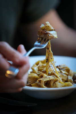 Tagliatelle proaspete cu foie gras de rată, trufe si hribi