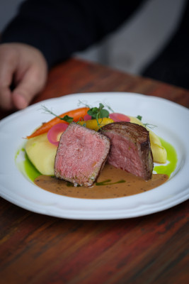 Muschi de vită gatit încet,piure de cartofi, sos demi-glace cu marsala si foie gras