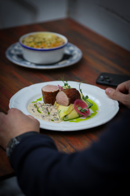 Muschiulet de porc, piure de cartofi cu usturoi si sos de zbarciogi