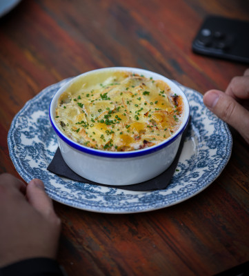 Tartiflette cu cartofi colorati, pancetta si branză Reblochon