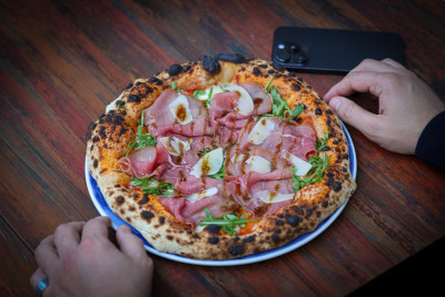 Pizza cu sos din roșii italienești, mozzarella „fior di latte", Carpaccio afumat de vită, rucola si Parmigiano Reggiano