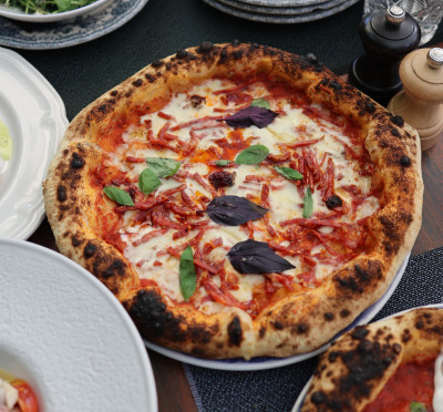 Pizza Super Diavola cu salam Spianata Piccante, n'duja din Calabria si stracciatella proaspătă