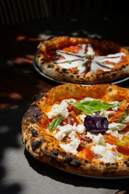 Pizza Bufala Primavera cu rosii cherry, mozzarella bivolită, emulsie de rosii proaspete, busuioc si putin usturoi