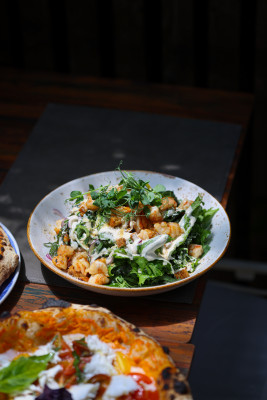 Creveti, sos Caesar, mix de frunze, parmezan Parmigiano Reggiano, ceapa rosie, usturoi, mustar, crutoane