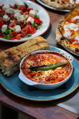 Creveti Saganaki