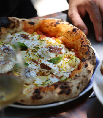 Pizza cu zucchini marinat, ricotta proaspata cu menta, lamaie si ansoa din Cetara