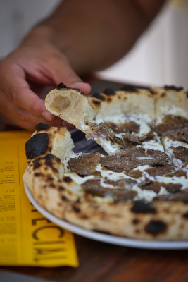 Pizza cu trufe proaspete si brânză Fontina DOP