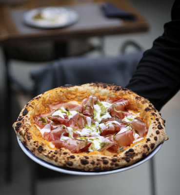 Pizza cu emulsie din roșii proaspete, mozzarella "fior di latte", șuncă Copa artizanală, stracciatella și pesto