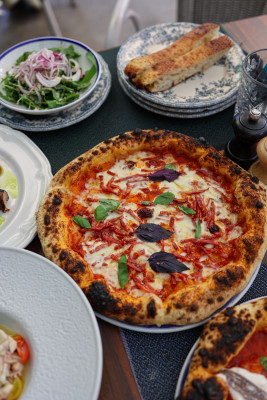 Pizza Super Diavola cu salam Spianata Piccante, mozzarella „fior di latte", N'duja, branză Cancoillotte si busuioc proaspăt