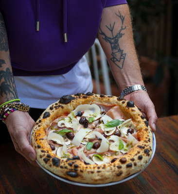 Pizza Capricciosa cu sos din roșii italienești, mozzarella "fior di latte", prosciutto cotto, ciuperci, măsline si anghinare