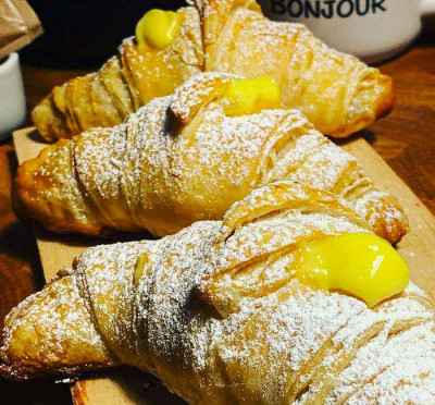 Croissant con crema pasticcera