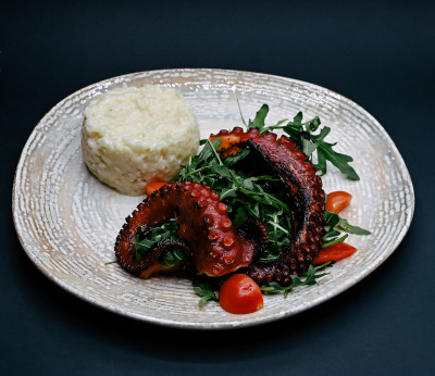 Caracatita la gratar cu risotto al buro